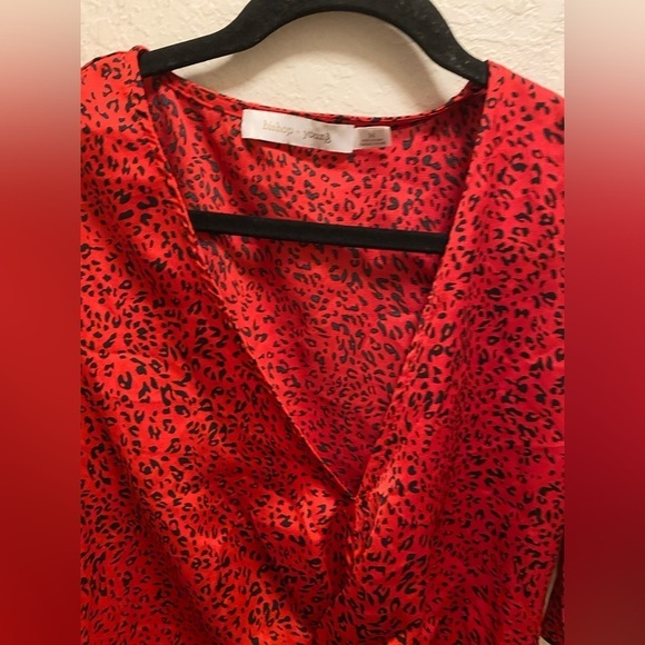 Bishop + Young Satin Front Twist Karlie Top Red Cheetah Print - Picture 4 of 7